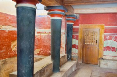 Crete, Yunanistan-Temmuz 21: Ayrıntı taht odası ve Griffin Temmuz'da Knossos Sarayı'nda Girit 21,2014. Knossos Sarayı Tunç Çağı arkeolojik site ve Avrupa'nın en eski şehri olarak kabul edilir.