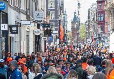 Amsterdam-Nisan 27,2015: Binlerce yerli halk ve turistler kutlamak Kral'ın gün Amsterdam Caddesi'nde, Hollanda. Kral'ın günüdür Amsterdam'ın en büyük açık hava şenlik.