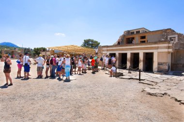 Crete, Yunanistan-Temmuz 21: Knossos Sarayı sırasında öğle Temmuz günü turistler gezi gidin 21,2014 Crete adada. Knossos Girit Adası, Creece en büyük Tunç Çağı arkeolojik ücreti olduğunu.