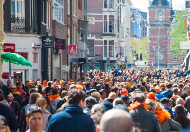 Amsterdam sokakta, arka planda Kral'ın gün Nisan günü boyunca Rijksmuseum Amsterdam-Nisan 27:Thousands insanlar 27,2015, Hollanda. Kral'ın günüdür Amsterdam'ın en büyük açık hava şenlik.