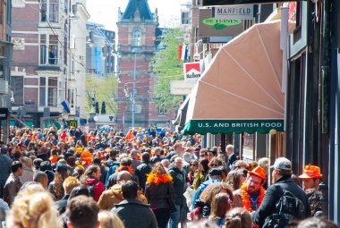 Amsterdam sokakta, arka planda Kral'ın gün Nisan günü boyunca Rijksmuseum Amsterdam-Nisan 27:Thousands insanlar 27,2015, Hollanda. 
