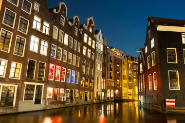 Kırmızı ışık bölge medival geceleri bina. Amsterdam, Hollanda.