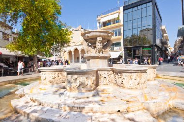 Crete, Kandiye-Temmuz 24: Çeşme aslanlar meydanında öğle Temmuz sırasında 24,2014 Cete Island, Yunanistan. Aslanlar meydanım bir kare şehir Kandiye Girit, Yunanistan.