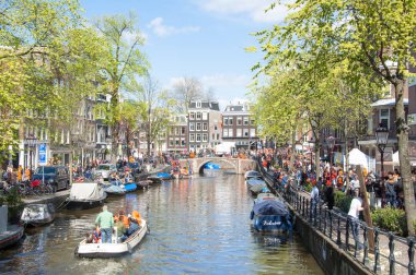 Amsterdam-Nisan 27: Amsterdam şehir merkezinde en büyük olay-Kral'ın gün Nisan günü boyunca 27,2015. Bir bayram günüdür ve insanlar ülke çapında şenliklere katılmak.