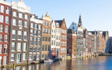Amsterdam cityscape konut binalar sırasında öğlen, Hollanda.