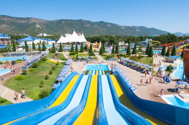 Gelendzhik, Rusya Federasyonu-Ağustos 29: Starik Buhta su parkı Gelendzhik resort Town Ağustos 29,2015 insanlar Krasnodar Krayı, Rusya, kalabalık içinde bir parkta eğlendirmek.