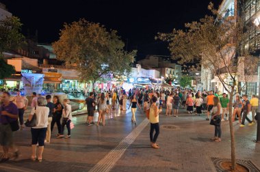 Crete, Kandiye-Temmuz 25: Kandiye, Yunanistan Crete adada insan dolu aşağı gece hayatı. Kandiye Girit Adası, Yunanistan en büyük şehri ve idari başkentidir.