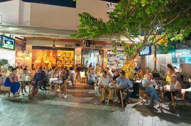 Crete, Kandiye-Temmuz 24: Yunan zevk gece hayatı, yerel restorandaki aslanlar meydanında içecekler Temmuz'da 24,2014 Cete Island, Yunanistan.