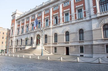 Roma-Ağustos 8: Palazzo Montecitorio cephe Ağustos 8,2013 üzerinde Piazza del Parlamento Roma, İtalya. Palazzo Montecitorio Roma ve İtalyan milletvekilleri odası koltuk Saray gibi