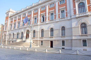 Roma-Ağustos 8: Arka cephe Palazzo Montecitorio Ağustos tarihinde Roma'da Piazza del Parlamento üzerinde 8,2013. Palazzo Montecitorio Roma ve İtalyan milletvekilleri odası koltuk Saray gibi.