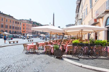 Roma-Ağustos 8: Piazza Navona üzerinde yerel restoran misafirler için yemek Roma'da 8 Ağustos 2013 davet ediyor. Piazza Navona şehir meydanım Roma, İtalya.