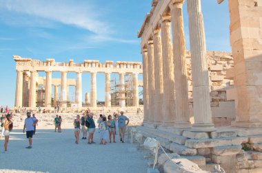 Atina, Yunanistan-Ağustos 1: Parthenon Atina akropolü, 1 Ağustos 2013, Yunanistan turistler gezi gidin.