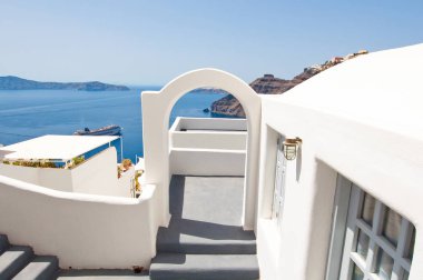   Tipik mimari Fira Town (Thira) Santorini Adası Yunanistan'pes etti.