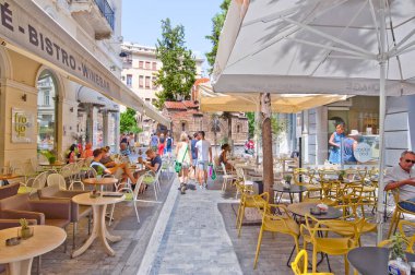 Atina-22 Ağustos: Geleneksel Yunan bistro sırasında Plaka içinde öğle üzerinde 22 Ağustos 2014 Atina, Yunanistan. Atina Akropol eteklerinde kümelenmiş, eski mahalle plaka olduğunu.