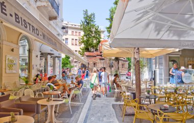 Atina-22 Ağustos: Plaka geleneksel Yunan bistro, turist içecekler alan 22 Ağustos 2014 zevk Atina, Yunanistan. Atina Akropol eteklerinde kümelenmiş, eski mahalle plaka olduğunu.