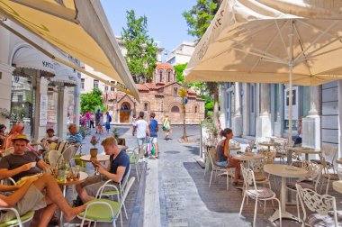 Atina-22 Ağustos: Geleneksel Yunan bistro Plaka bölgesinde turist içeceklerin 22 Ağustos 2014 Atina'da tadını çıkarın. Atina Akropol eteklerinde kümelenmiş, eski mahalle plaka olduğunu.