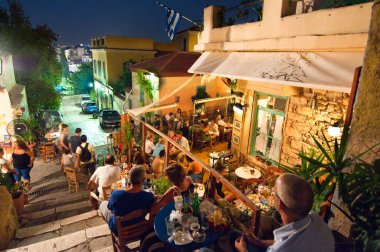 Atina-22 Ağustos: Çeşitli restoranlar ve barlar, yerli halk ve turistler ile sokak zevk onların yemek geceleri Plaka alanında, Tarih 22 Ağustos 2014 yılında Atina,