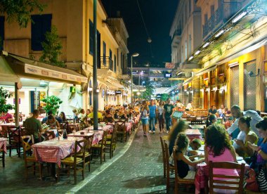 Atina-22 Ağustos: Street ile çeşitli restoran ve barlar yakın Monastiraki Meydanı, yerli halk ve turistler Plaka alan üzerinde zevk onların yemek 22 Ağustos 2014 Atina, Yunanistan.