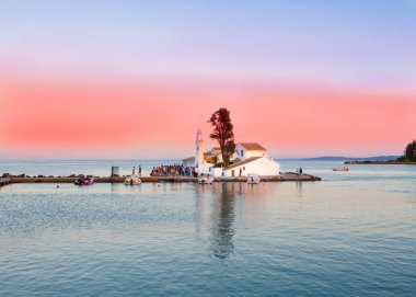Vlacheraina Ortodoks Manastırı akşam boyunca insanlar zevk almak günbatımı Adası, Korfu üzerinde Yunanistan.