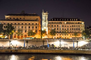 Paris Saint-Jacques kulesinde arka plan, turistler ve yerliler ile gece zevk gece hayatı Siene Nehri kıyısında.