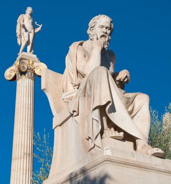Sokrates, Apollo heykeli arka planda heykeli. Atina, Yunanistan.