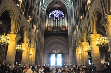 PARIS-AUGust 15: Notre-Dame Katedrali 'nde katedral hizmetleri, 15 Ağustos 2012' de Paris, Fransa 'da insanlar dua ediyor..