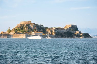 Eski kale, Corfu kıyıdan gördüm akşam sırasında. Yunanistan
