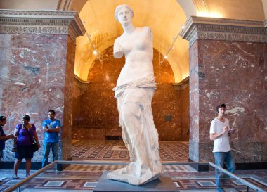 Paris-Ağustos 18: Milos Aphrodite Louvre Müzesi'nde, turist 18 Ağustos 2009 Paris, Fransa'da gezi gidin.