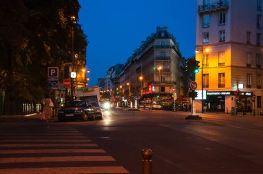 Paris, Fransa-Ağustos 16: Paris Caddesi üzerinde 16 Ağustos 2009 Paris, Fransa için sokaktaki insanlar geceleri.