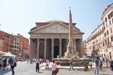 Roma-Ağustos 6: Fontana del Pantheon Pantheon bina ile arka plan, turist gitmek sightdeeing 6 Ağustos 2013 Roma, İtalya.