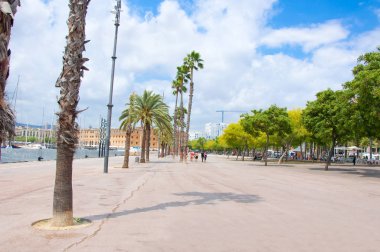 Barcelona-Temmuz 21: Barselona'nın deniz kıyısında ve liman, insanlar ünlü Barceloneta Plaja 21 Temmuz 2012 tarihinde Barcelona, Catalonia, İspanya'da gider.