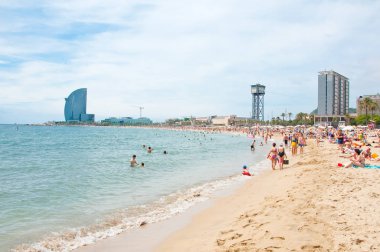 Barcelona, İspanya-Temmuz 22: Barceloneta plaj, yerli halk ve turistler güneşlenmek 22 Temmuz 2012 tarihinde Barcelona, Katalonya, İspanya.
