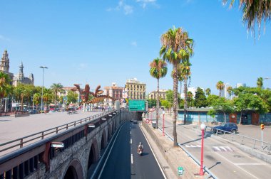 Barcelona-Temmuz 25: Barselona'nın sokak ve gülen karides Barcelona'da 25 Temmuz 2013 tarihinde solda. Catalonia, İspanya.