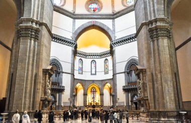 FLORENCE-NOVEMBER 10: Bazilika di Santa Maria del Fiore 'un nave, kalabalık 10 Kasım 2010' da İtalya 'nın Floransa kentini gezmeye gider..