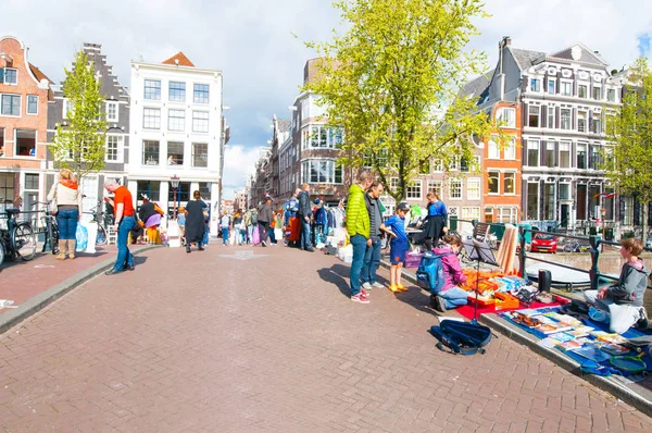 Amsterdam Países Bajos Abril Gente Local Muestra Sus Cosas Para — Foto de Stock