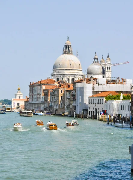 威尼斯 6月15日 在2012年6月15日中午在意大利威尼斯的大运河 大运河是意大利威尼斯最大的运河 — 图库照片
