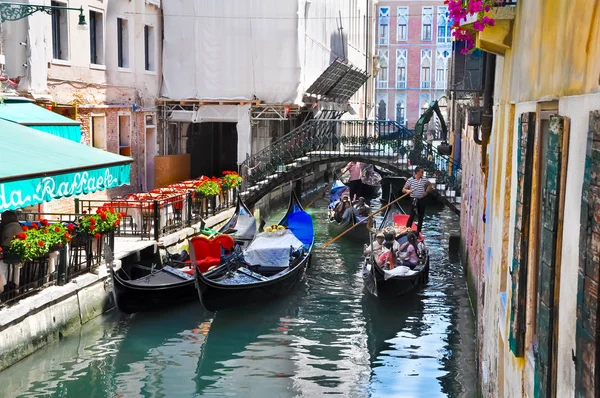 Venice Iunie Gondolier Conduce Gondola Turiștii Bucură Vizitarea Obiectivelor Turistice — Fotografie, imagine de stoc