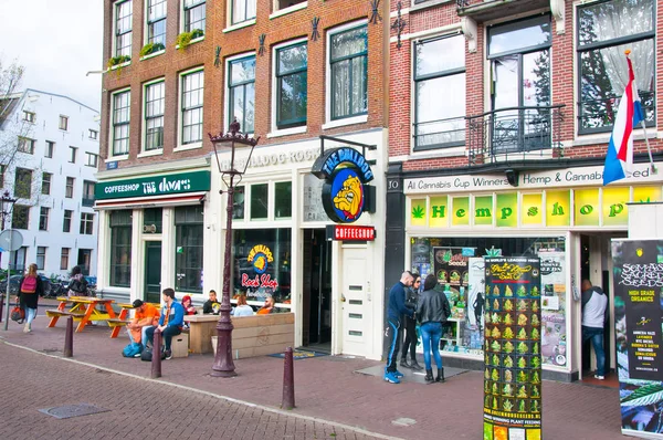 Amsterdam Nederland Rij Van Amsterdam Coffeeshops Town Toeristen Winkelen April — Stockfoto