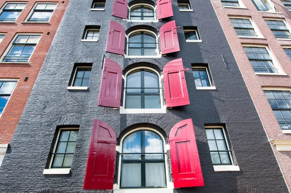 Fachada Tradicional Edifício Colorido Amsterdã Durante Meio Dia — Fotografia de Stock