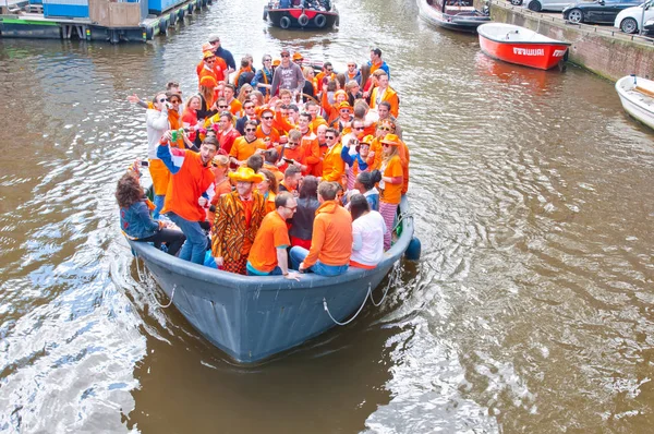 Amsterdam Netherlands April Crowd Local People Dressed Orange Celebrate King — Stock Photo, Image