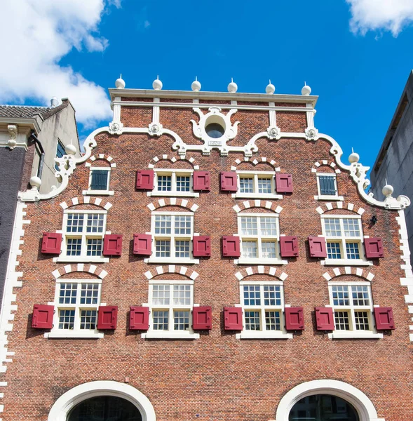 Tradiční Amsterdam Bytový Dům Okenice Dolů Města Nizozemsko — Stock fotografie