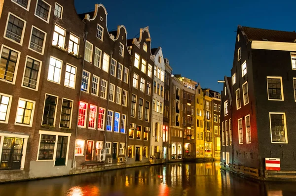 红灯区 Medival 大厦夜间 荷兰阿姆斯特丹 — 图库照片