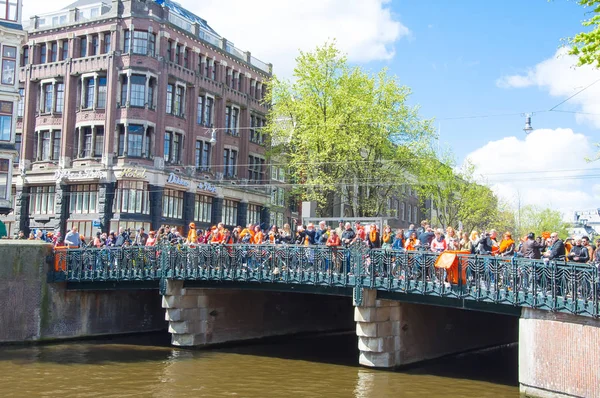 Amsterdam Abril Vista Ámsterdam Canal Singel Lleno Gente Puente Durante — Foto de Stock