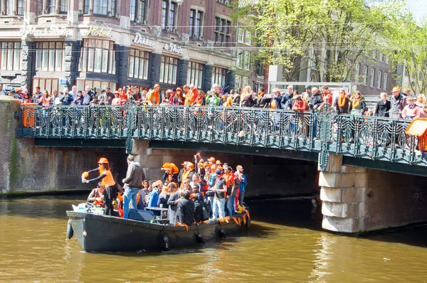 Amsterdam April View Amsterdam Singel Canal Full People Bridge Boats — Stock Photo, Image