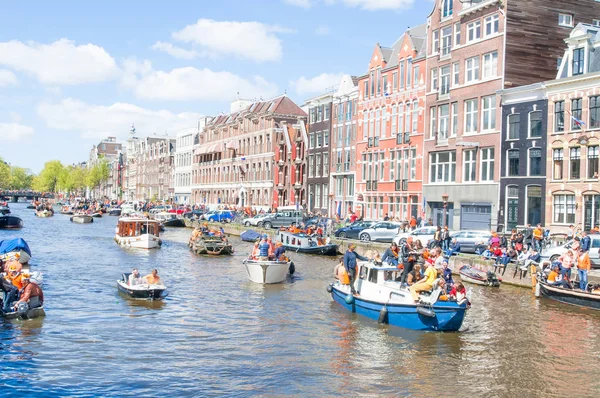 Amsterdam April View One Amsterdam Canal Full Boats Withe People — стоковое фото