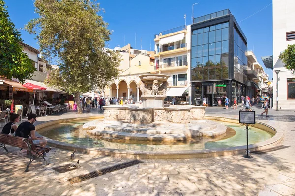 Crete Heraklion Julio Plaza Los Leones Con Fuente Durante Mediodía — Foto de Stock