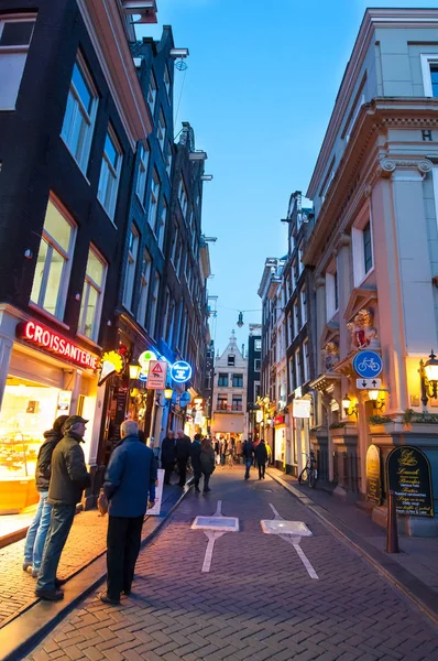 Амстердам Апрель Апреля 2015 Ночная Жизнь Узкой Улице Амстердама Районе — стоковое фото