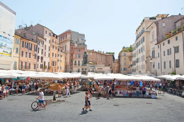 8月6日 里与纪念碑对哲学家佐丹奴 Bruno 与每日市场在 8月62013在罗马 里是意大利罗马那广场以南的广场 — 图库照片