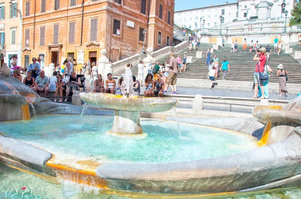 Roma Agosto Fontana Della Barcaccia Los Turistas Relajan Lado Sombra — Foto de Stock