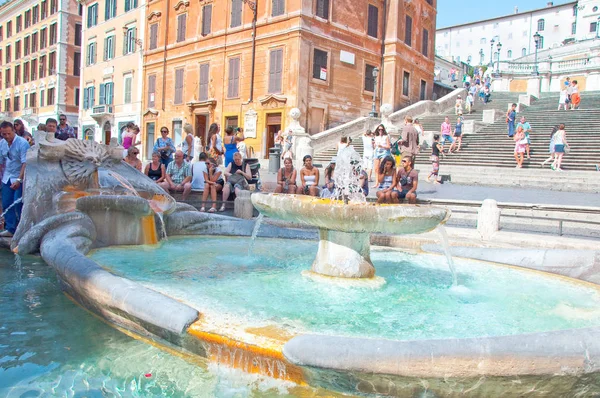 Róma Augusztus Fontana Della Barcaccia Turisták Pihenjen Árnyék Oldalán Augusztus — Stock Fotó